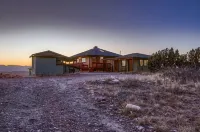 Charming Sanctuary with Scenic Views - Serene Desert Retreat