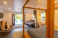 Private Entrance and Spacious Patio Access - Charming Retreat 巴爾博亞公園住宿飯店