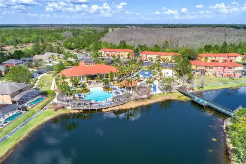 Screened-in Pool and Resort Amenities - Charming Retreat Hotels in Poinciana