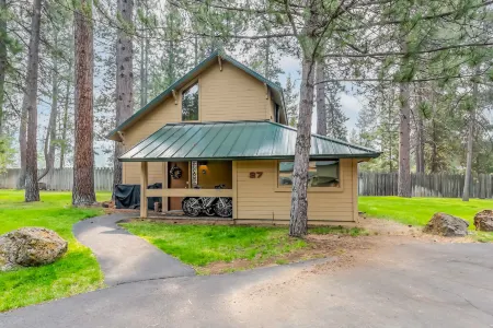 Charming Cabin with Community Pool and Cozy Fireplace - Inviting Escape