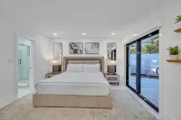 Waterfront / Heated Pool / Canal View & Access / Treasure Key / VlLLAS