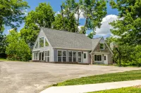 Scenic Views and Modern Comforts - Serene Rustic Haven Hotels near Mcghee Tyson Airport