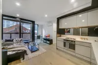 A Comfy 2BR Apt, 5-Min Walk To Melbourne Central