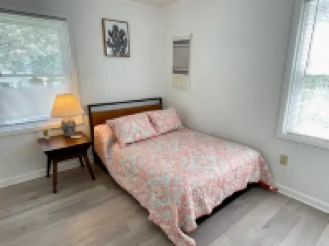 Comfortable Cottage with Screened Porch and Hammock - Delightful Escape