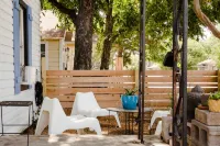 Free Bikes and Full Kitchen for Your Comfort - Charming Getaway 텍사스 스테이트 세메터리 주변 호텔