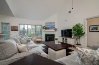 Charming Retreat with Lagoon Views and Outdoor Deck - Cozy Escape