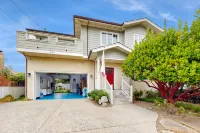 Pleasure Point Retreat | Hot Tub, Balcony Views & Game Room | Walk to Beach 브롬머 스트리트 카운티 공원 주변 호텔
