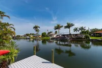 Tiki Bar and Pool with Fishing Dock - Spectacular Waterfront Haven