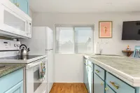 Budget Friendly with Fire-Pit and Seating - Charming Coastal Retreat Hôtels à : Manzanita