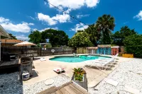 Pool, Outdoor Fire Pit and Arcade Games - Captivating Coastal Retreat