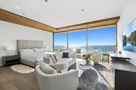 Heated Pool, Rooftop Lounge and Gym - Stunning Ocean View Retreat