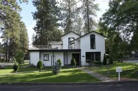 Spacious Retreat with Pickleball Court and Game Room - Inviting Oasis Hotels in Post Falls