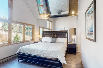 Duplex with deck, renovated kitchen, pool & hot tub - close to the river