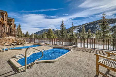 Mountain Views and Cozy Fireplace - Luxurious Retreat in Nature