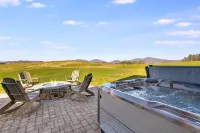 Stunning Outdoor Oasis with Hot Tub and Fire Pit - Inviting Mountain Escape
