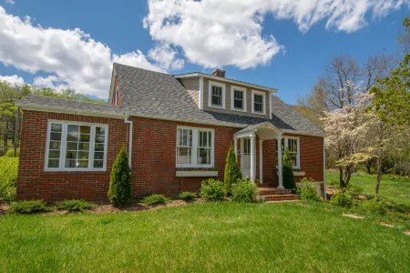 Charming Vintage Cottage - Ideal Downtown Getaway with Scenic Bliss