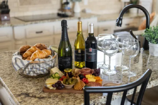 Northgate Nest Cozy & Convenient 2BR 3BA Office Steps from A&M