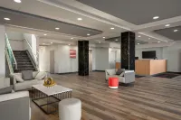 Ramada by Wyndham West Edmonton Hotel & Suites - موقف سيارات