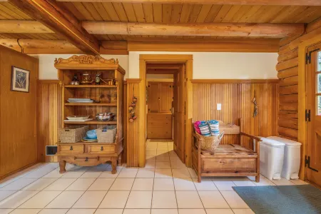 Hot Tub and Surrounded by Pine Trees - Cozy Enchanting Retreat Отели рядом с достопримечательностью «Винзенс Лосманн Мемориал Стейт Нэчурал Арея»