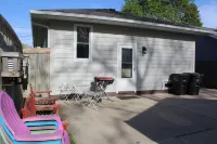 Adorable lake house retreat - steps from the lake and restaurants!