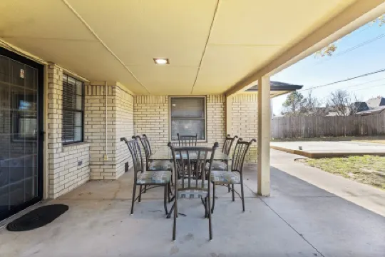 Charming & Renovated in S Tulsa Staycation or Long-Term Stays-Backs to Trails