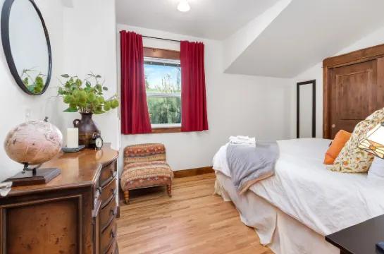 The Beautiful Bear’s Den! Walk to Old Town & Csu!