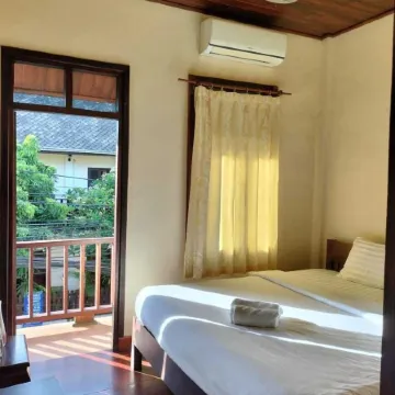 Tingkham Guesthouse Отели рядом с достопримечательностью «Ват Сенсоухарам»