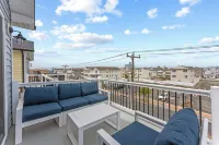 New Construction - Walk to Beach - King Size Bed