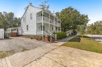 Downtown home 1 block from waterfront with patio, front porches, streaming