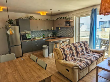 Modern 3 bedroom penthouse with Rooftop views Отели в г. Хамрун