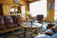 Twin Pines Lodge & Cabins
