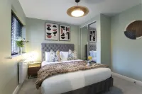 Elliot Oliver - Deluxe Two Bedroom Apartment with Parking & EV Charger