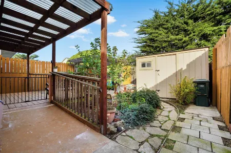 Beachy 1BR Escape with Sofa Bed - Golf & Beach Nearby