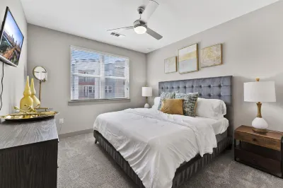 Elegant 1Br King Suite Close to DT w Fast Wifi