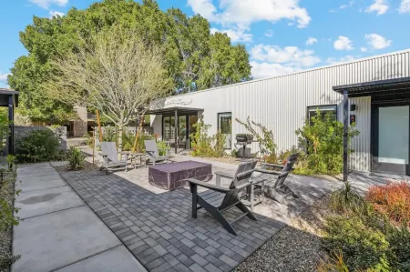 4Square Complex Отели рядом с достопримечательностью «Центральная библиотека Бертон Барр»