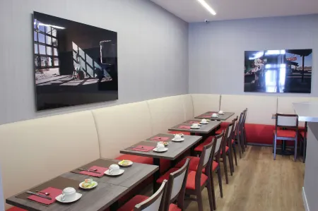 Hôtel de France Отели рядом с достопримечательностью «Севрская фарфоровая мануфактура»