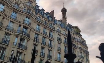 Eiffel Edge Escape 30 m from Eiffel Tower