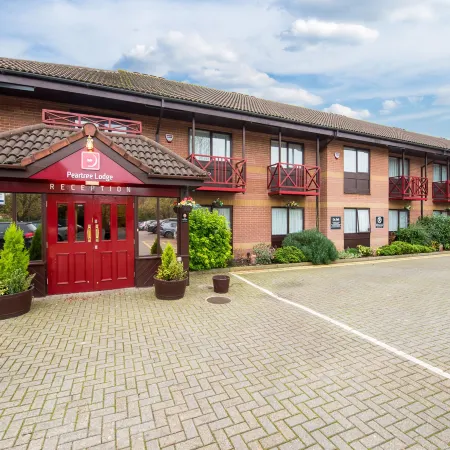 Peartree Lodge Waterside Отели рядом с достопримечательностью «Железнодорожный вокзал Блетчли»