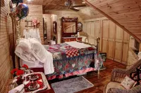 The Queen, A Victorian Bed & Breakfast Hotels in Boggs Township