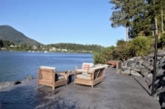 Private Oceanfront Cabin with Hot Tub - Doc Holiday Cabin