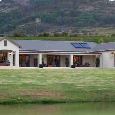 Under Oaks Guest House Hotel Exterior