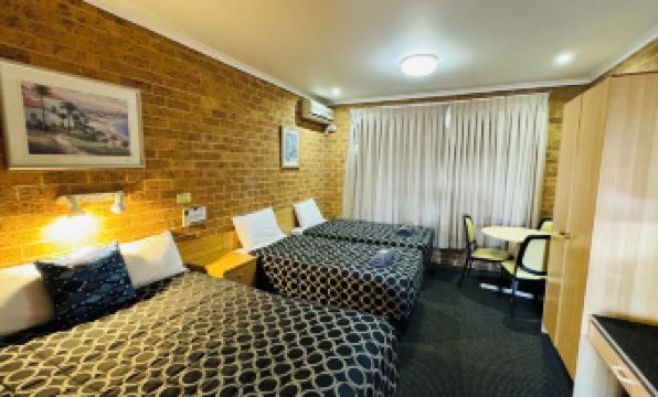 Town & Country Motor Inn