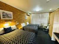 Town & Country Motor Inn - parking