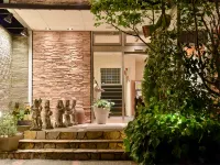 Gamelan Hotels in Maniwa