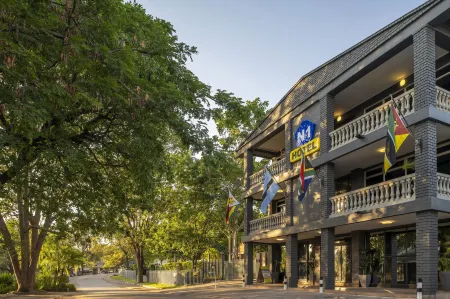N1 Hotel & Campsite Victoria Falls Отели в г. Хуэндж