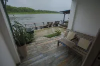 Pura Natura Riverside Hotels in Limon