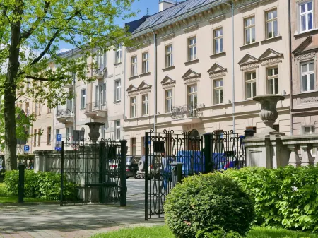 Krakow Central Apartments Отели рядом с достопримечательностью «Adam Mickiewicz statue»