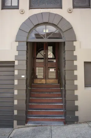 Nags Head Hotel Отели в г. Адамстаун