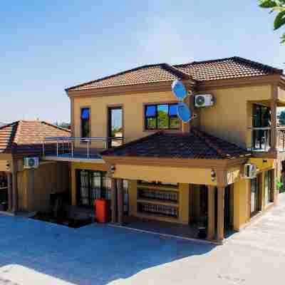 WoodMead Guest House & Events Hotel Exterior