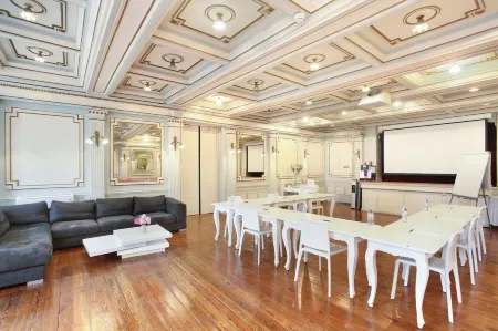 Hôtel de France Отели рядом с достопримечательностью «Фонтан Ротонда»